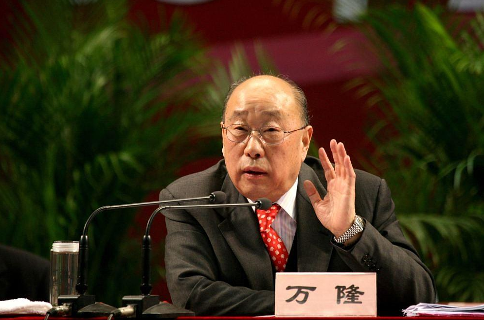 万洲国际的“父子局”|企业观察