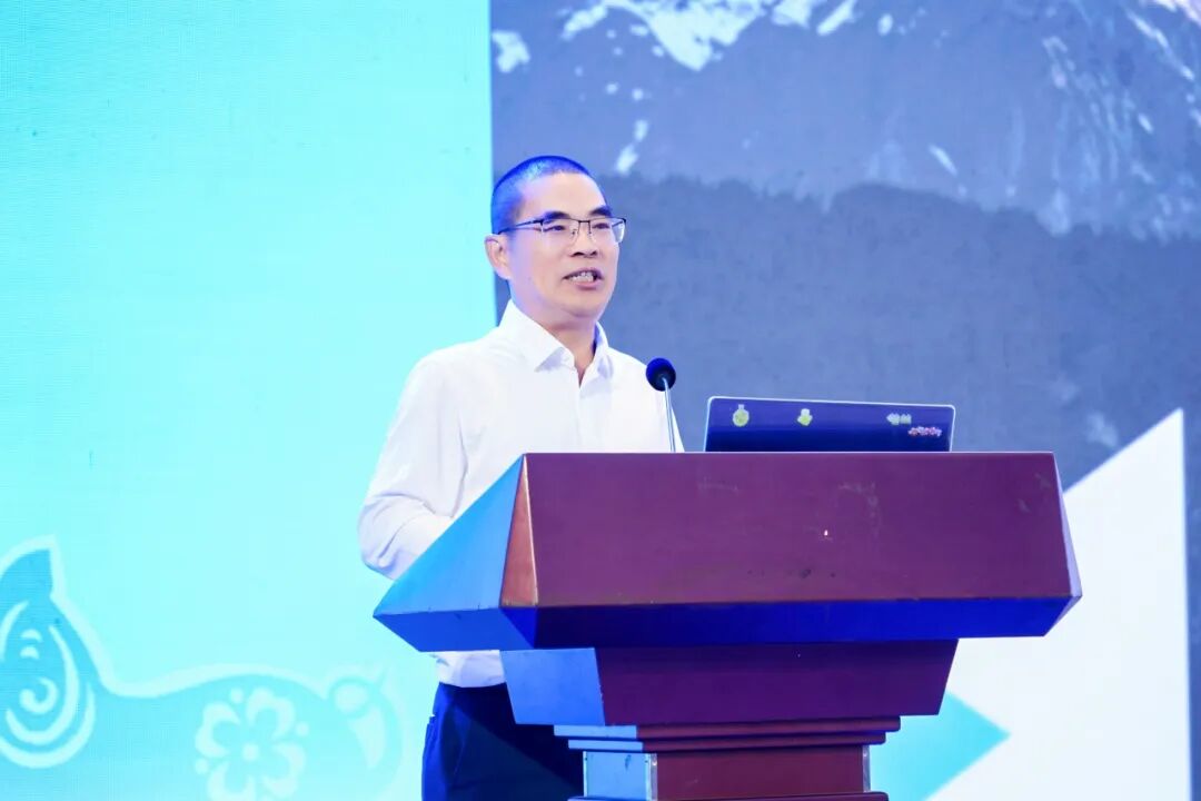 温氏股份董事长温志芬作《稳健发展 创新突破》报告